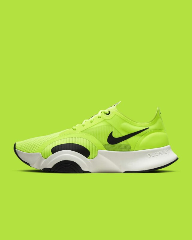 Plusieurs paires de baskets vues du dessus